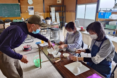 写真：一輪挿し作成風景
